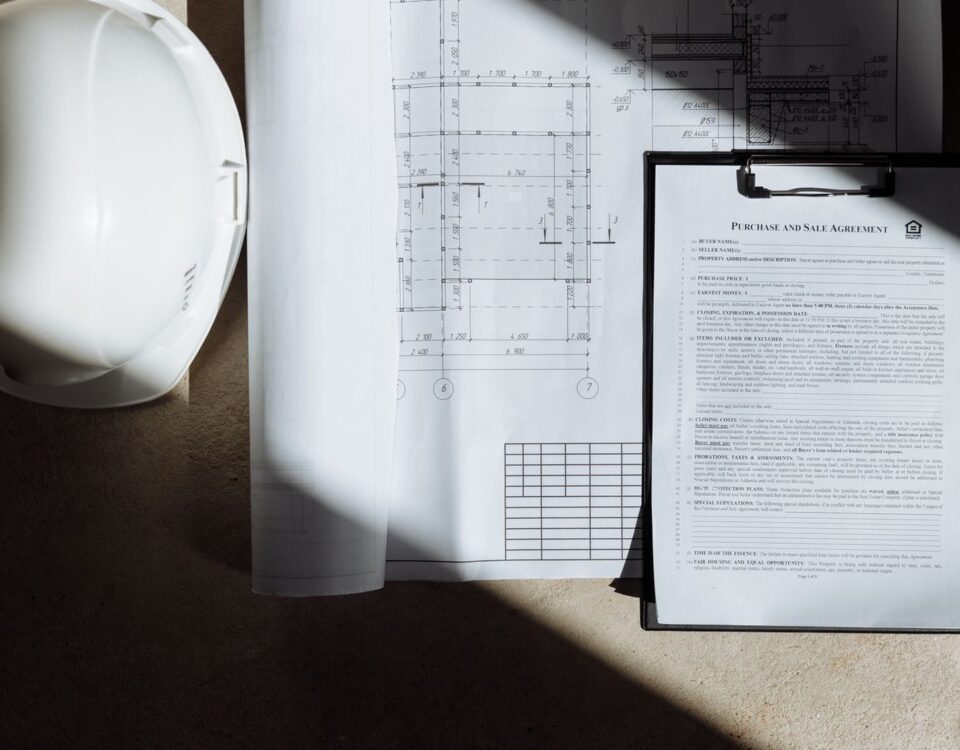 Persoană analizând acte pentru credit ipotecar la un apartament nou în construcție