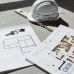 Casă în construcție cu schelă și teren, simbol pentru credit ipotecar