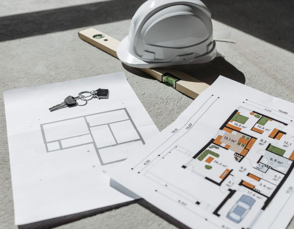 Casă în construcție cu schelă și teren, simbol pentru credit ipotecar