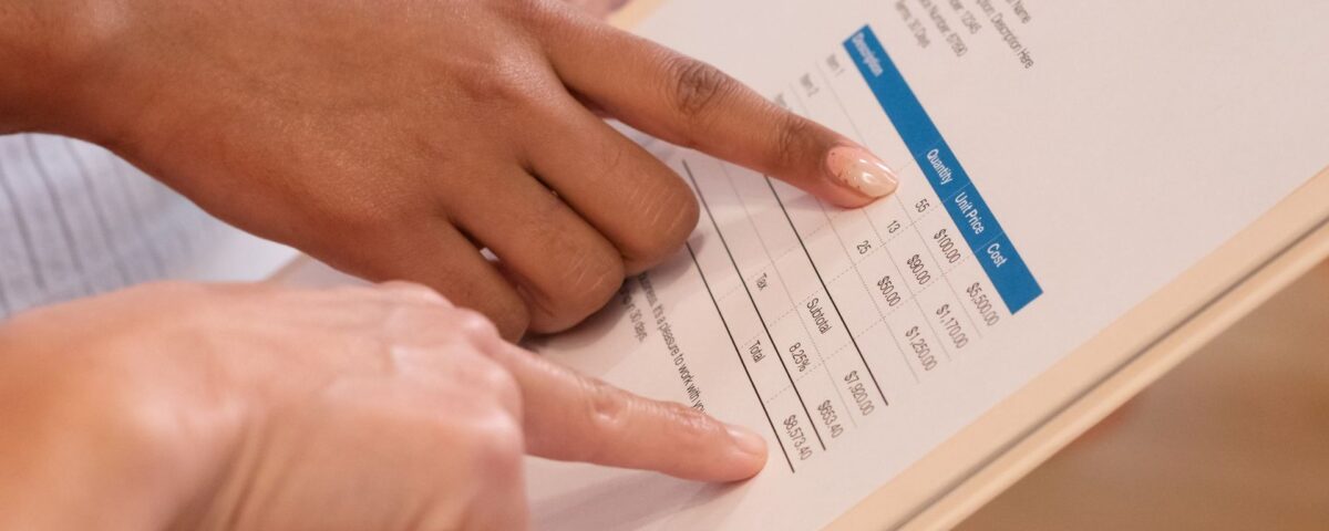 Antreprenor analizează documente financiare pentru credit de capital de lucru