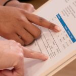Antreprenor analizează documente financiare pentru credit de capital de lucru