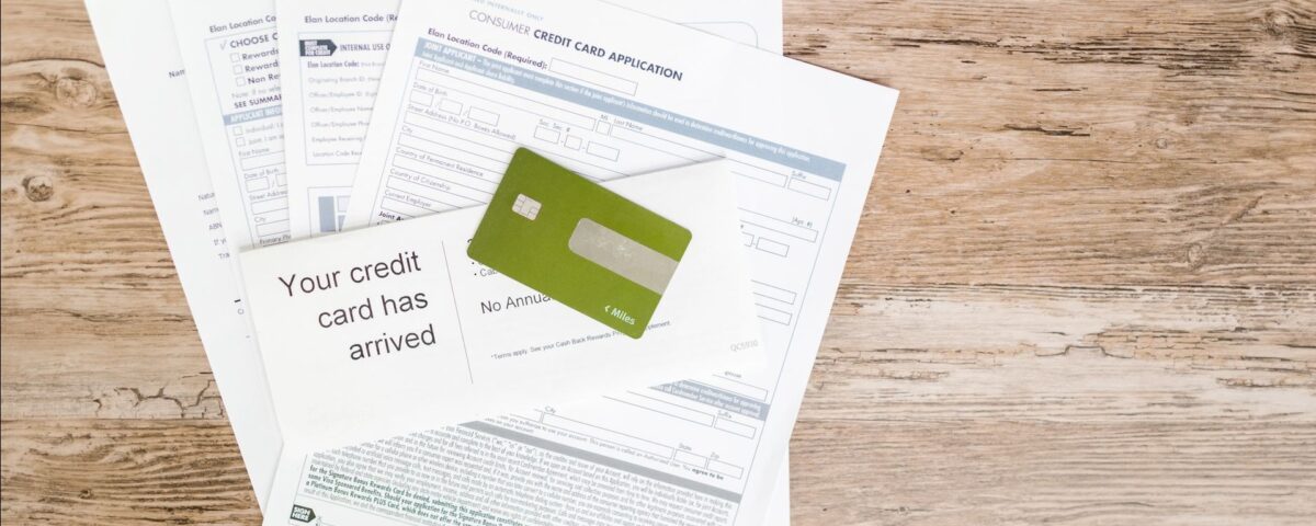 Card de credit și extras de cont pe birou, analiză financiară bancară