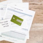 Card de credit și extras de cont pe birou, analiză financiară bancară