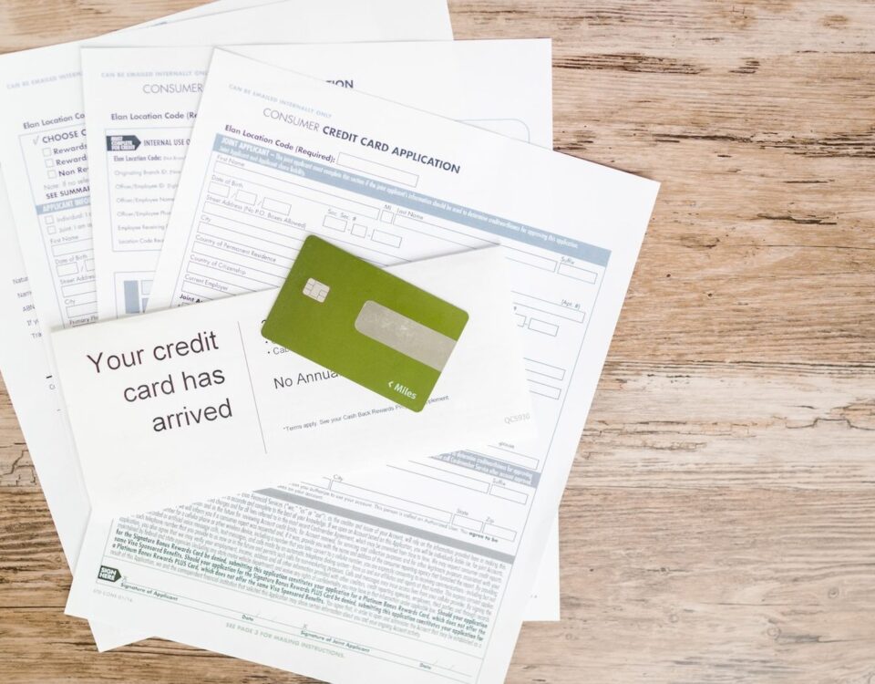 Card de credit și extras de cont pe birou, analiză financiară bancară