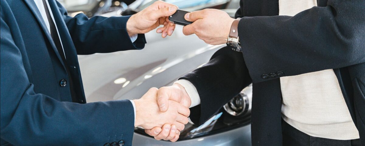 Client și consultant bancar discutând despre finanțarea unei mașini