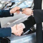 Client și consultant bancar discutând despre finanțarea unei mașini