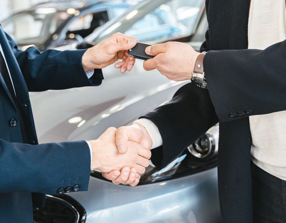 Client și consultant bancar discutând despre finanțarea unei mașini