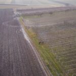 Teren viran cu utilaje de construcție, evaluat pentru credit ipotecar