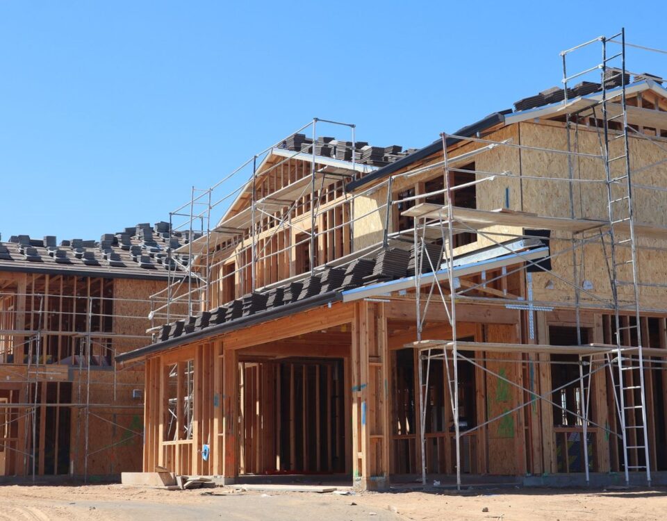 Casă la roșu în construcție lângă o casă finalizată, comparație pentru credit ipotecar