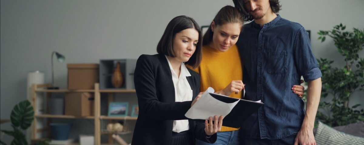 Cuplu care discută cu un consultant bancar despre gradul de îndatorare la credit ipotecar