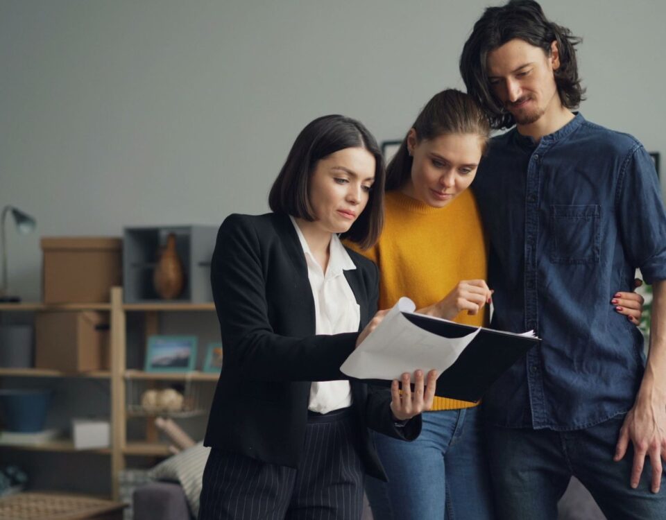 Cuplu care discută cu un consultant bancar despre gradul de îndatorare la credit ipotecar