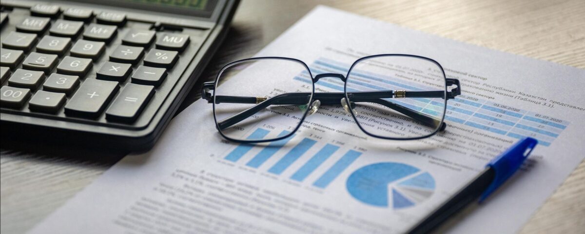 Persoană calculând ratele unui credit înainte de a decide o refinanțare bancară