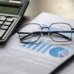 Persoană calculând ratele unui credit înainte de a decide o refinanțare bancară