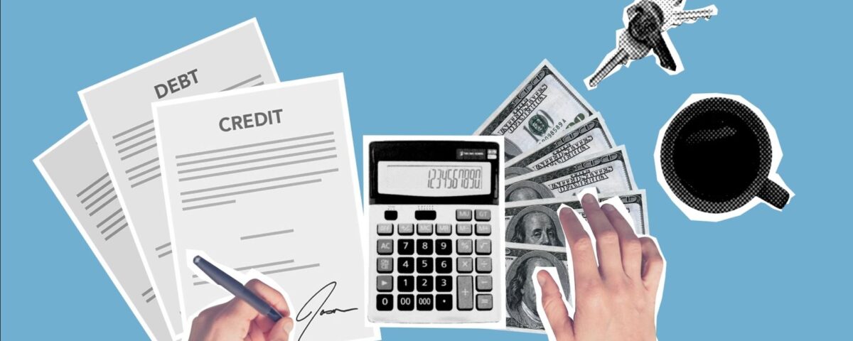Persoană calculează costurile de refinanțare a unui credit cu documente și calculator pe masă