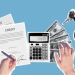 Persoană calculează costurile de refinanțare a unui credit cu documente și calculator pe masă
