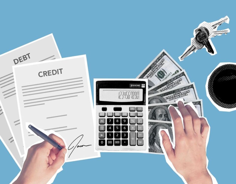 Persoană calculează costurile de refinanțare a unui credit cu documente și calculator pe masă