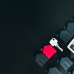 Persoană analizează documente de credit și calculator pentru refinanțare vs credit suplimentar