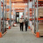 Antreprenor verificând stocurile dintr-un depozit pentru analiza creditului de capital de lucru