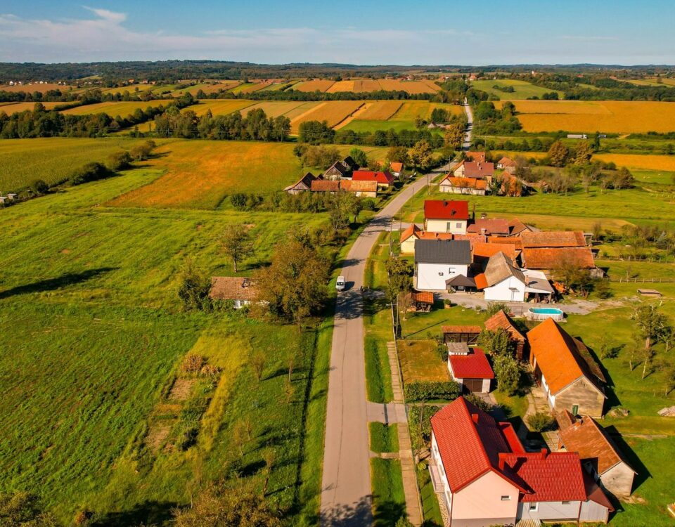 Casă cu teren agricol atașat, evaluat separat pentru credit ipotecar