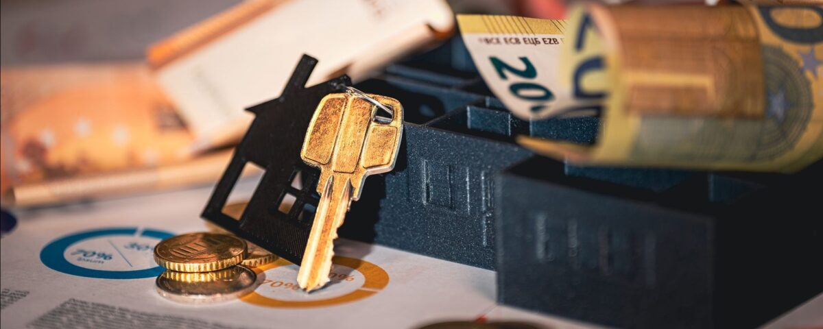 Chei de casă și documente pentru credit ipotecar pe un birou