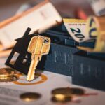 Chei de casă și documente pentru credit ipotecar pe un birou
