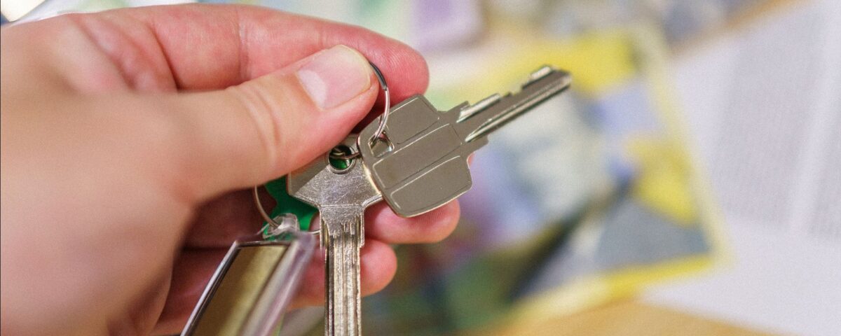 Persoană calculează venitul din chirie pentru dosarul de credit ipotecar