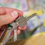 Persoană calculează venitul din chirie pentru dosarul de credit ipotecar