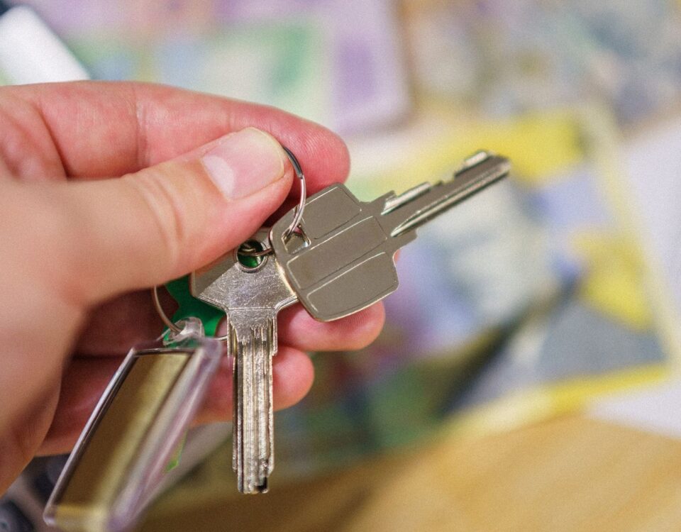 Persoană calculează venitul din chirie pentru dosarul de credit ipotecar