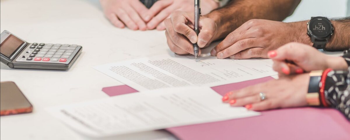 Consultant bancar explicând unui client condițiile unui credit de nevoi personale
