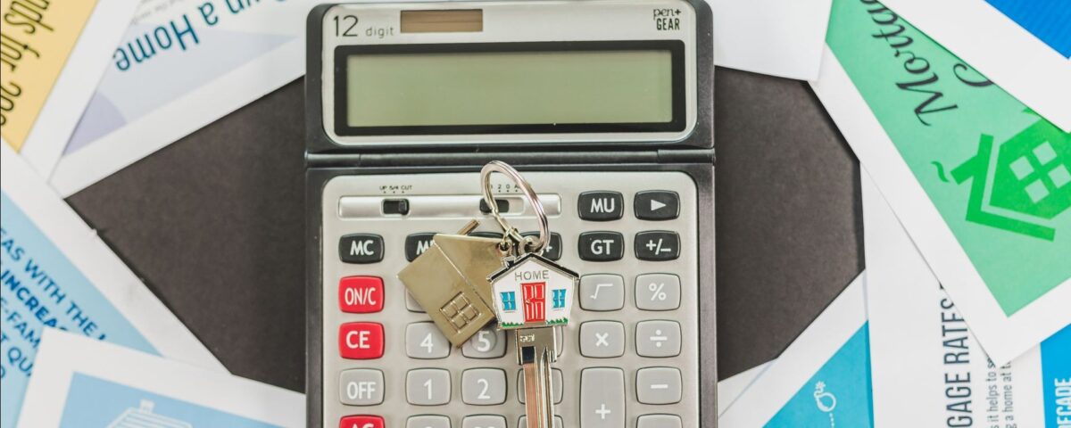 Persoană calculează costurile unei refinanțări de credit ipotecar acasă
