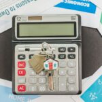 Persoană calculează costurile unei refinanțări de credit ipotecar acasă