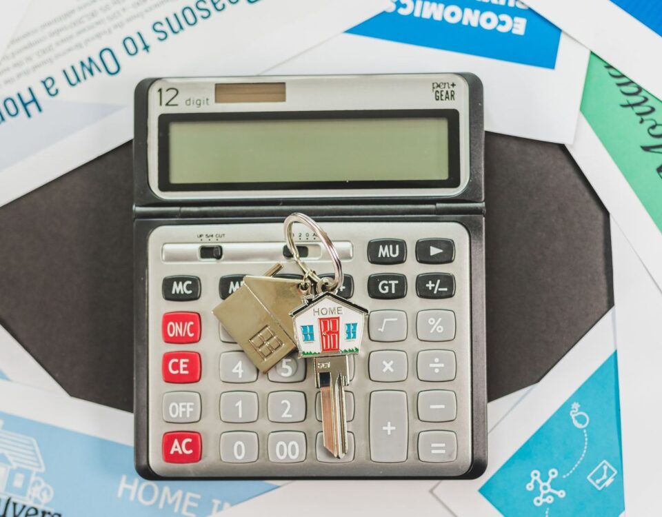 Persoană calculează costurile unei refinanțări de credit ipotecar acasă